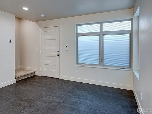 Photos of a different unit in the complex.>