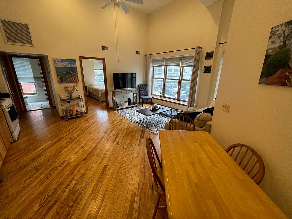 Living Room/Dining Area