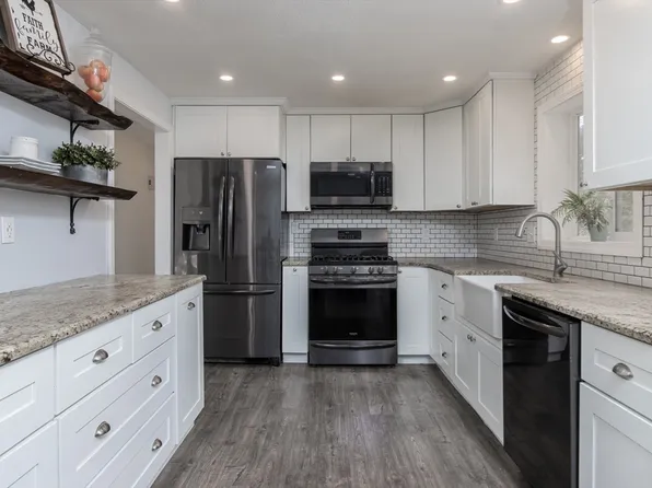 61 Maplewood Dr, Townsend, MA 01469