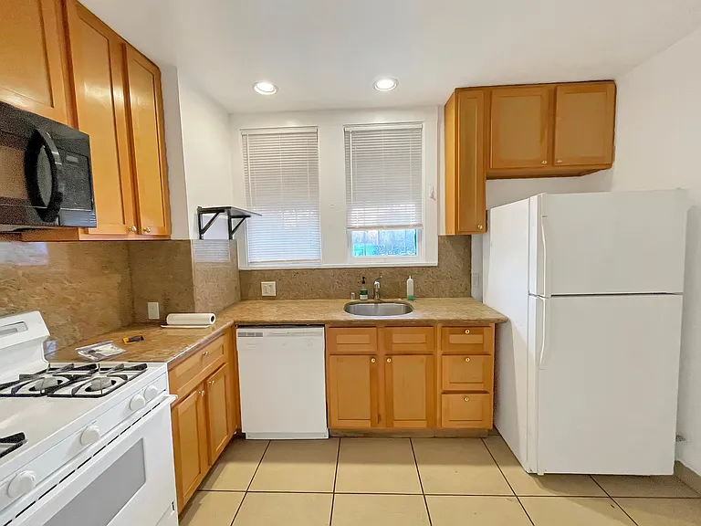 2450 Parker St — Photo 20