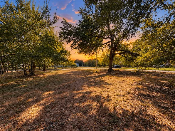 917 Proctor St, Lockhart, TX 78644