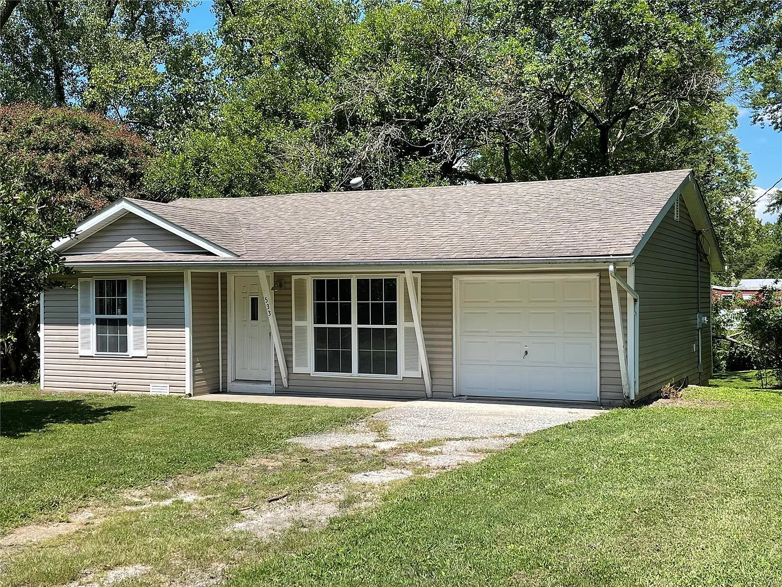 533 Pembroke Dr photo 1