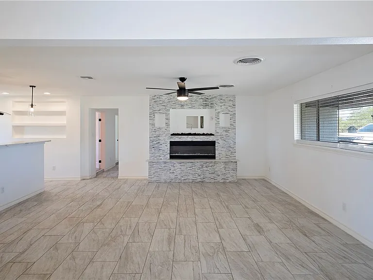 7629 Lang Rd — Photo 3