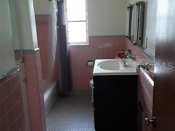 4th image of 615 Dixson St