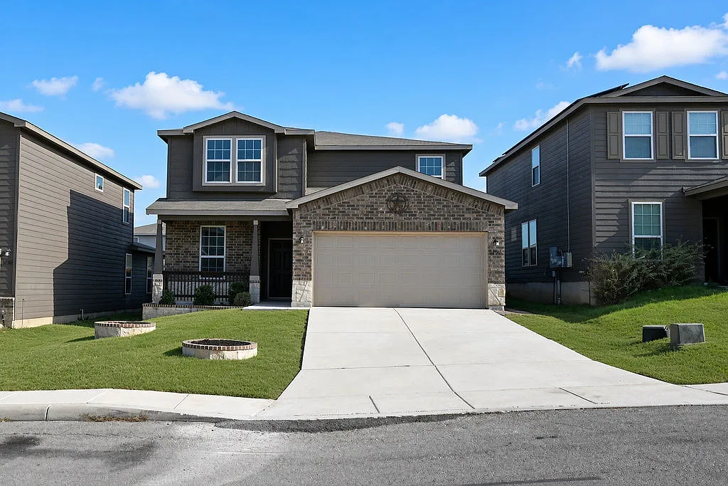 4 bed, 2.5 bath, 2601 sqft, $1,900 — Photo 1