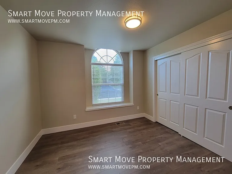 1067 N Crestley Ave — Photo 19