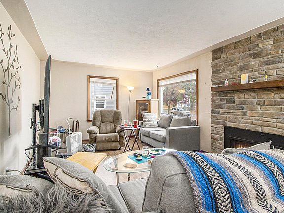 5th image of 221 Summer St