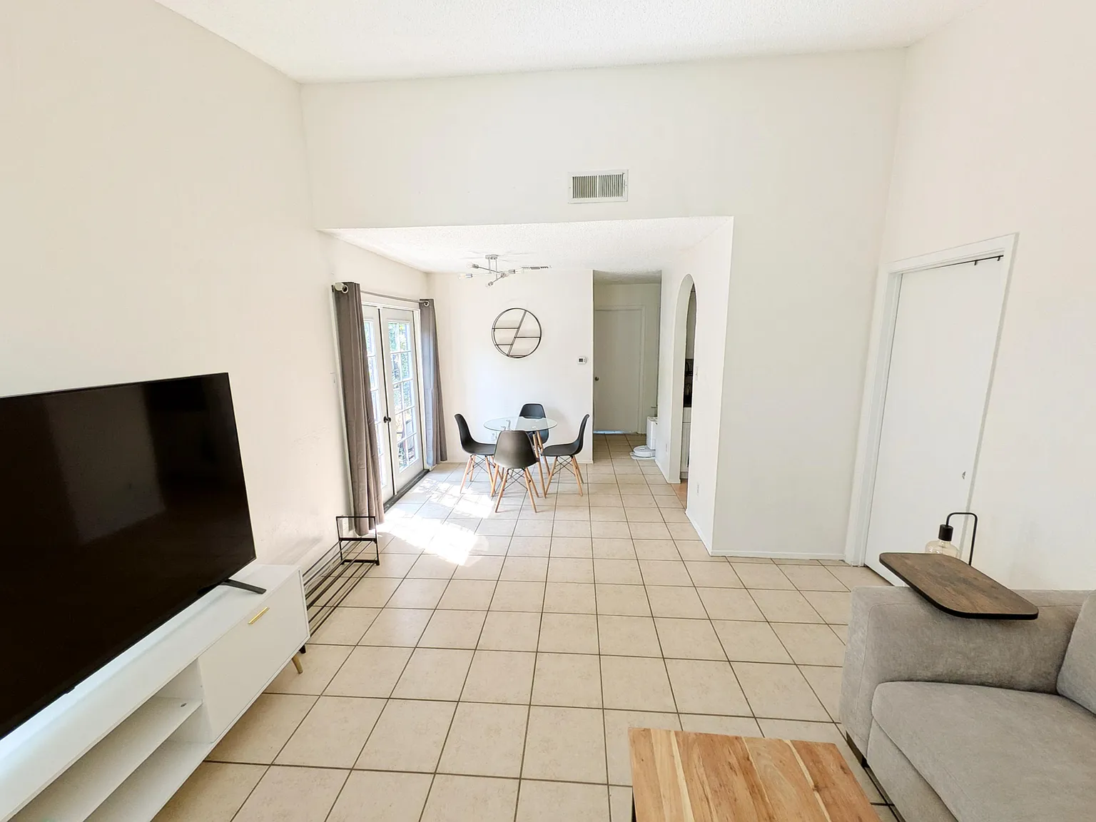 3 bed, 950 sqft, $1,795 — Photo 2