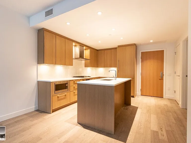 3220 Connaught Cres #305 — Photo 3