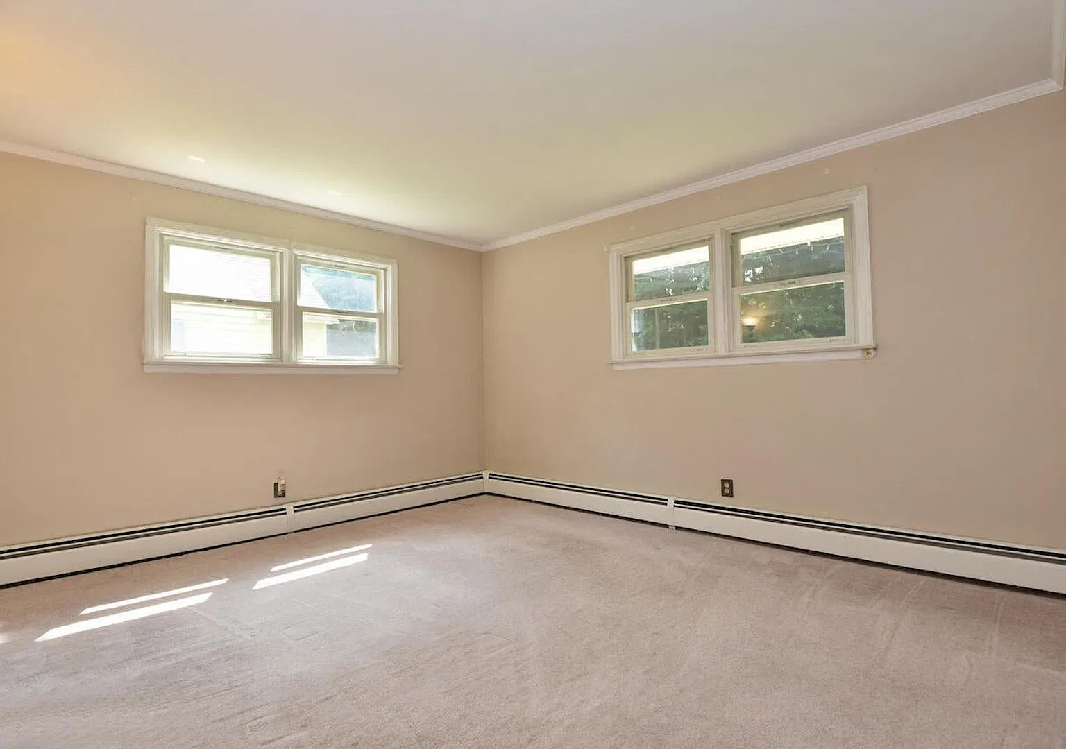 North Colonie School District 4 Bedrooms 1 Bath — Photo 4