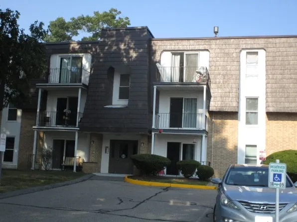 14 Shadowbrook Ln APT 27, Milford, MA 01757