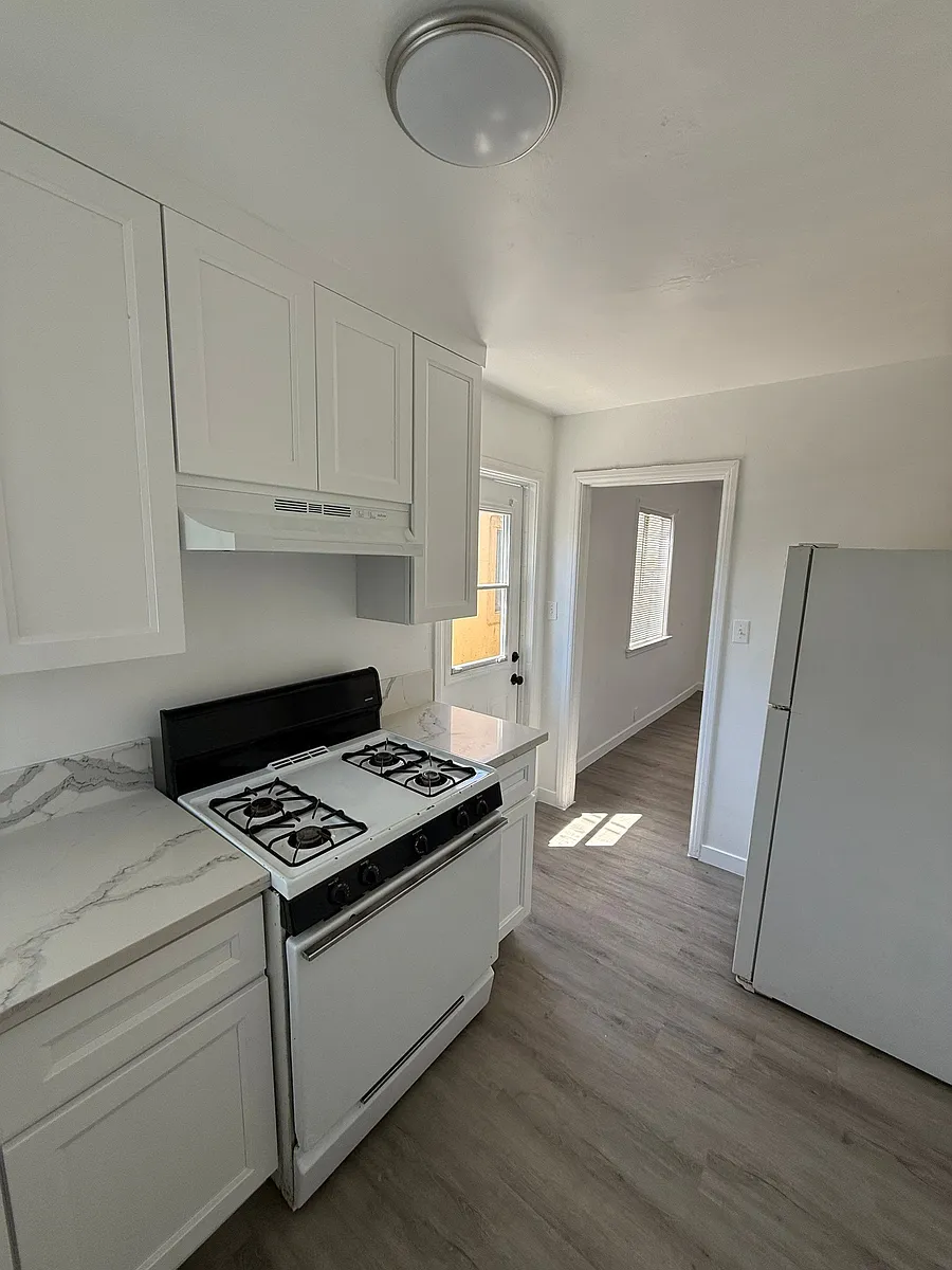 Building Photo - 1030 N Raymond Ave #7A