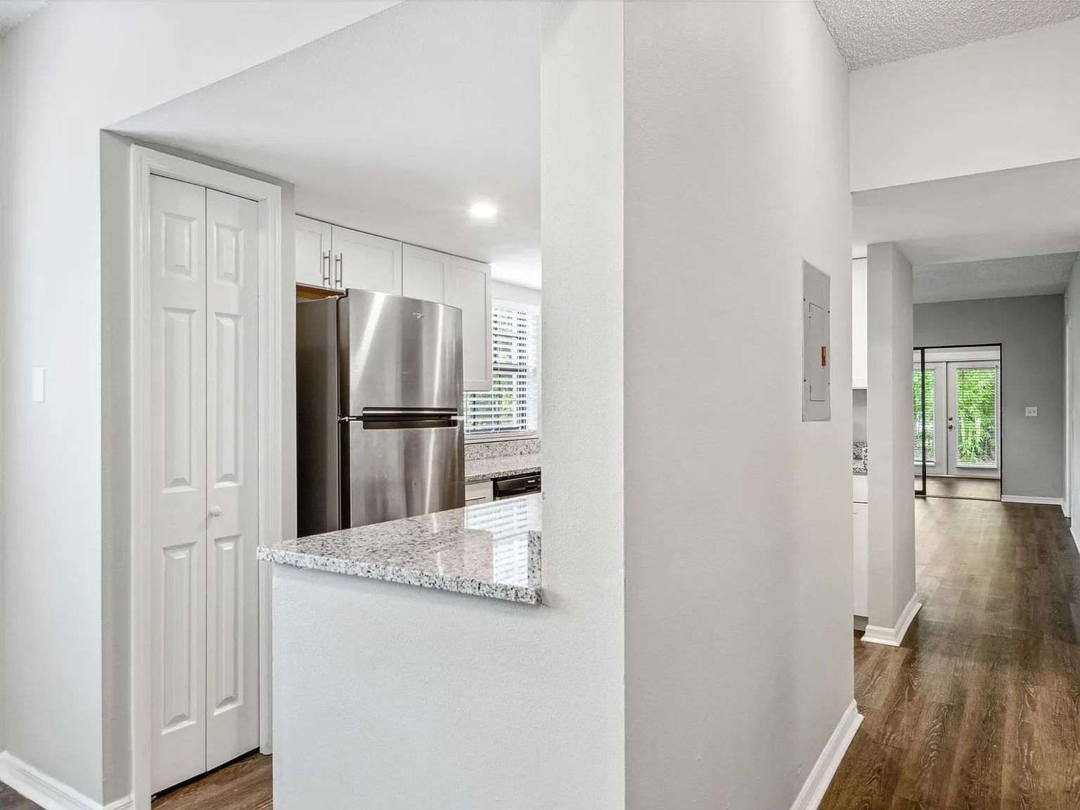 Large 2 bed / 2 bath plus flex area located in Hyde Park — Photo 4