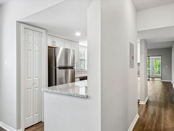 4th image of 411 S Willow Ave Unit A