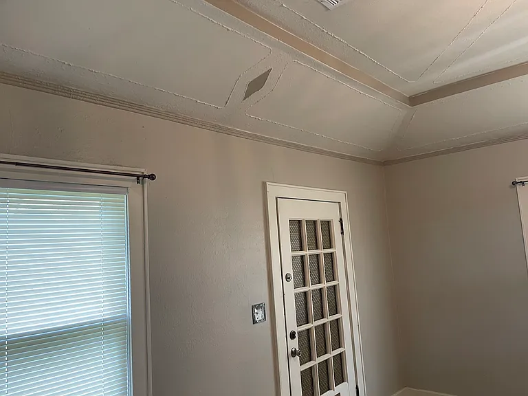 1913 N Ross Ave — Photo 36