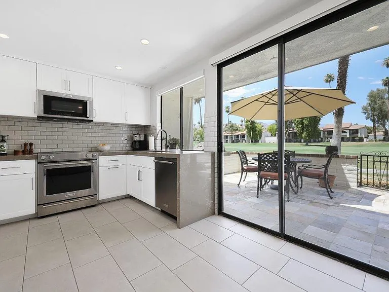22 Barcelona Dr — Photo 4