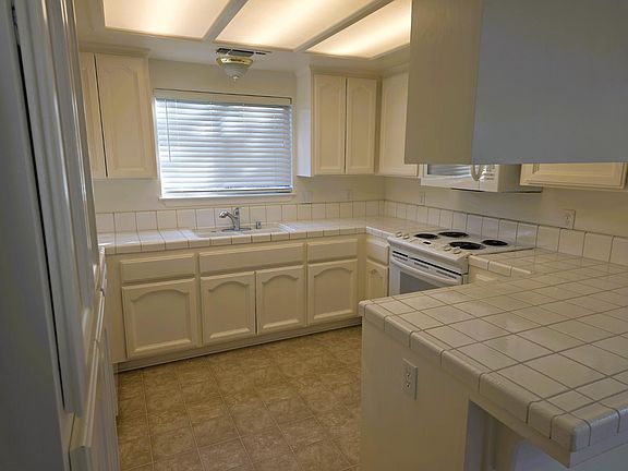 4th image of 832 Burlingame Ave