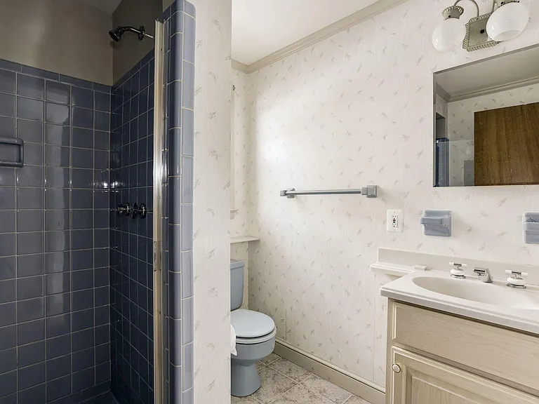 1429 Laburnum St — Photo 11