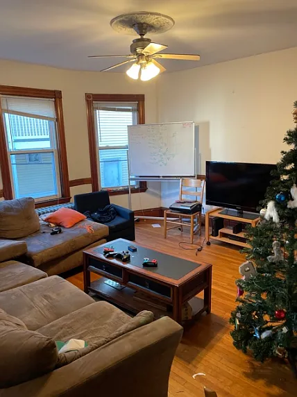 5 bed, 9999 sqft, $5,650 — Photo 1