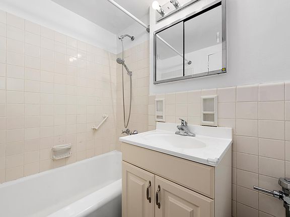 4th image of 440 E 79th St APT 8I