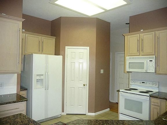 4th image of 825 Courtland St
