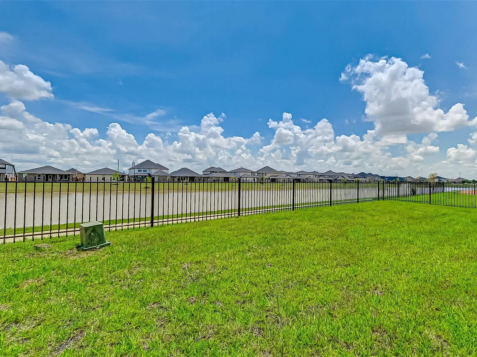 4 bed, 3.0 bath, 2446 sqft, $3,000 — Photo 2