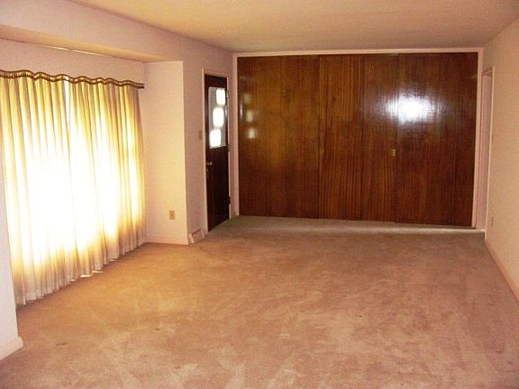 4th image of 1006 Columbus St