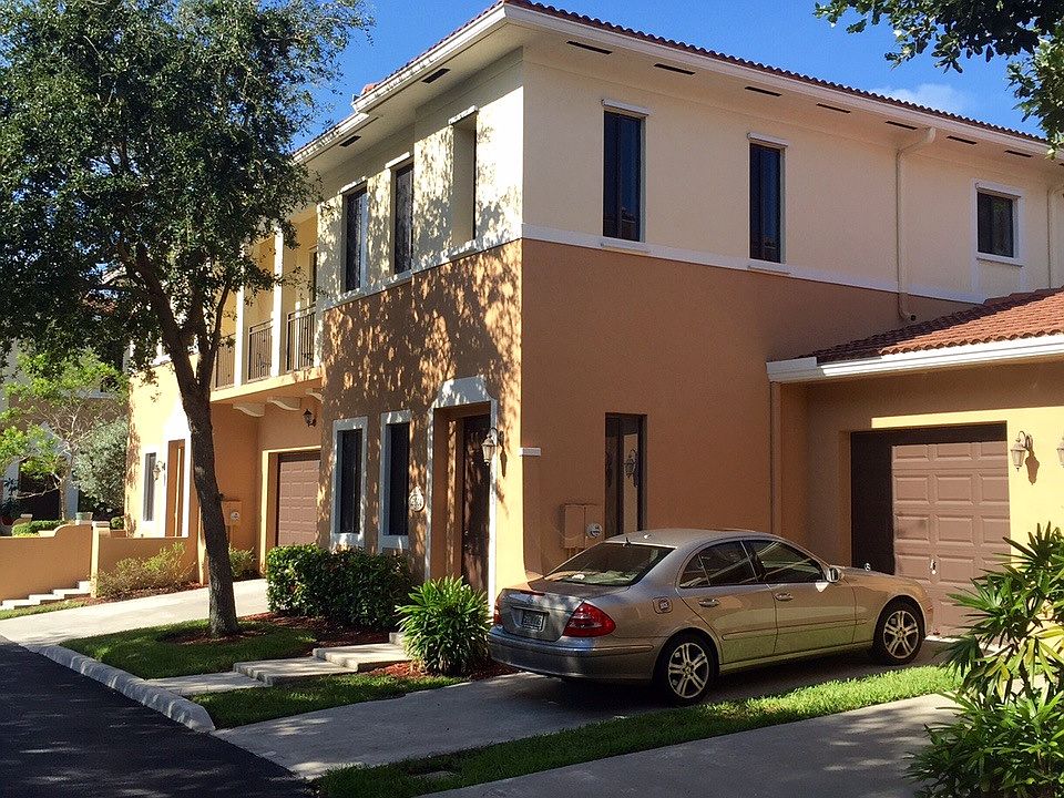1st image of 2608 Venetian Dr