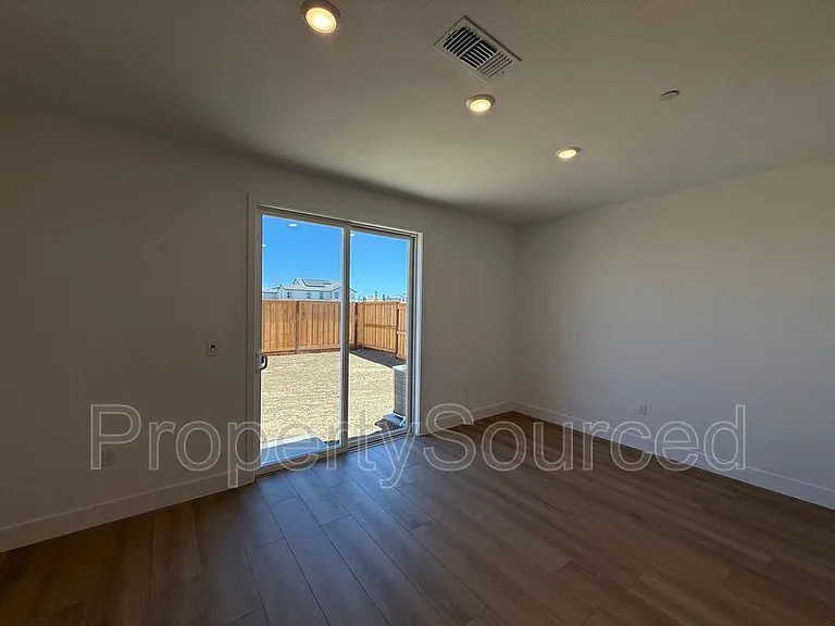 1336 N Martorella Ave — Photo 15