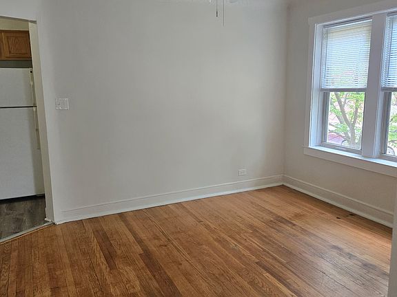 4th image of 5845 W Walton St #5847-1