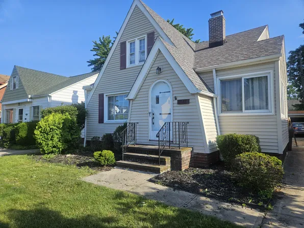 8214 Oxford Dr, Parma, OH 44129