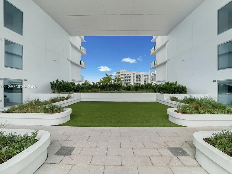 9221 E Bay Harbor Dr #412 — Photo 35