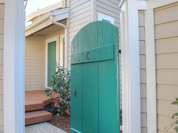 2nd image of 2424 De La Vina St