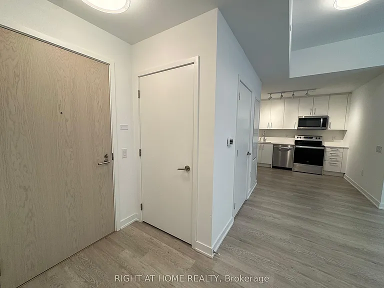 3 Strathgowan Ave #202 — Photo 4