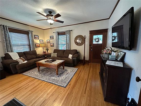 5th image of 417 N John Wayne Dr