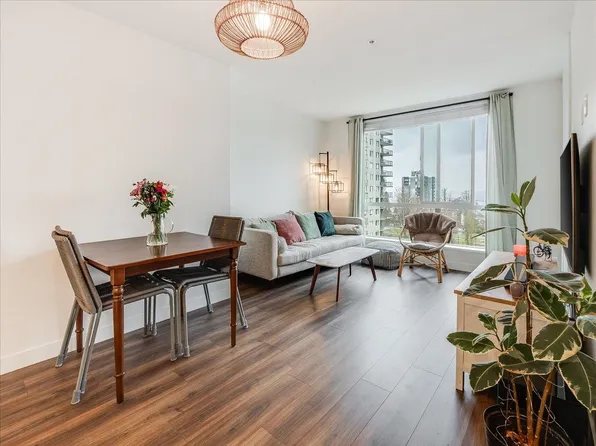108 E 8th St #406, North Vancouver, BC V7L 1Z2