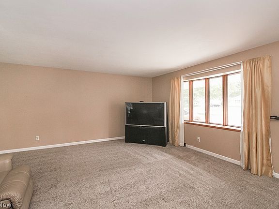 3rd image of 611 Shadylawn Dr