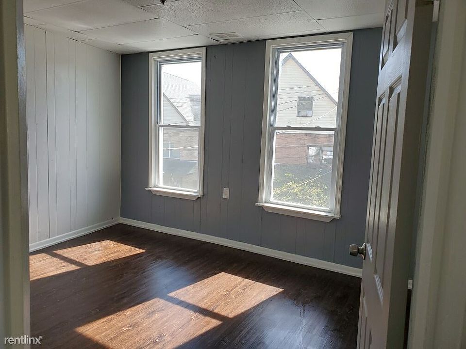 400 Agatha 2fl front apt Bedroom 1