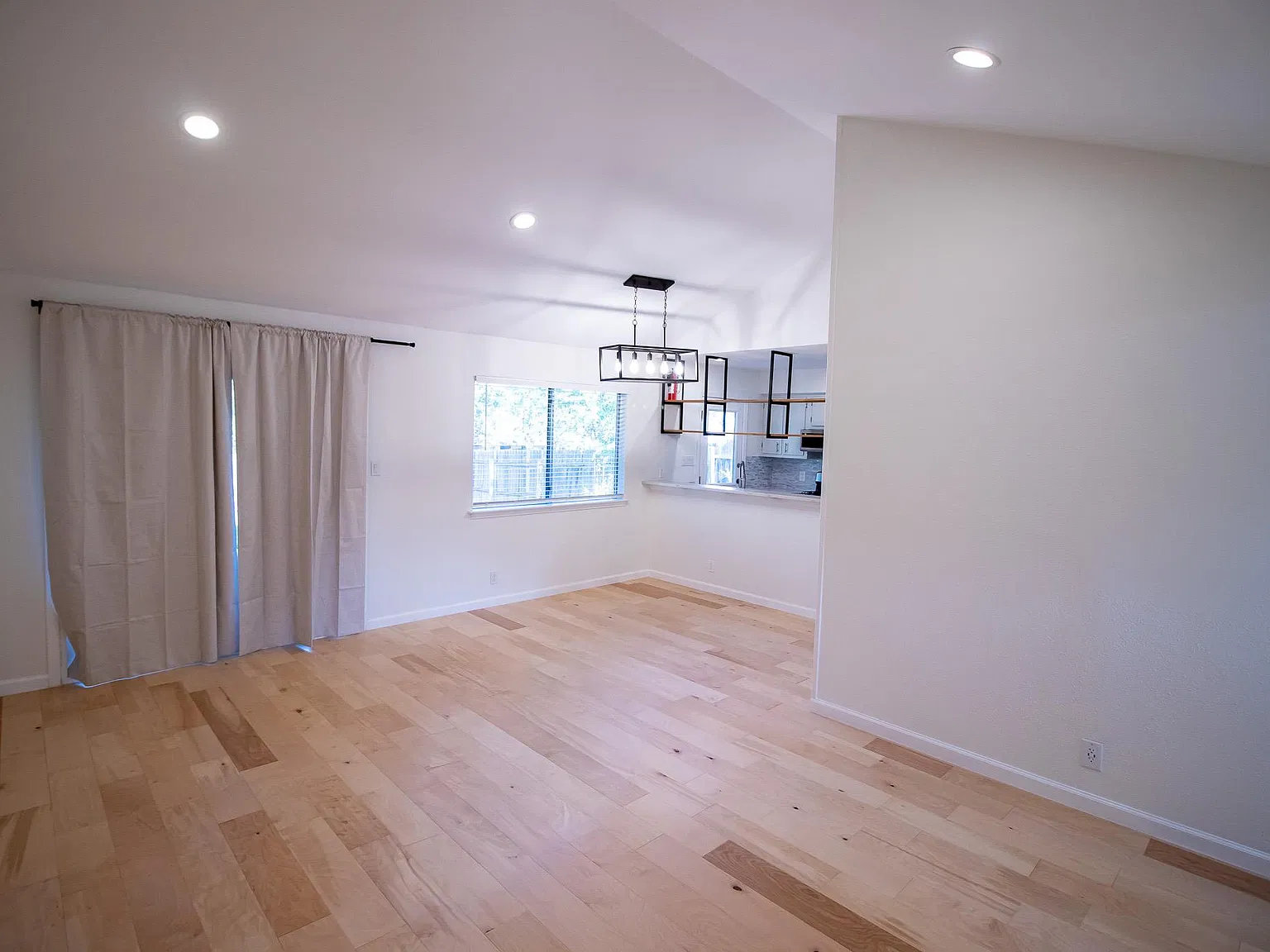 3 bed, 1.5 bath, 999 sqft, $1,975 — Photo 3