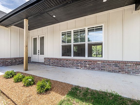 4th image of 295 Oak Knoll Dr