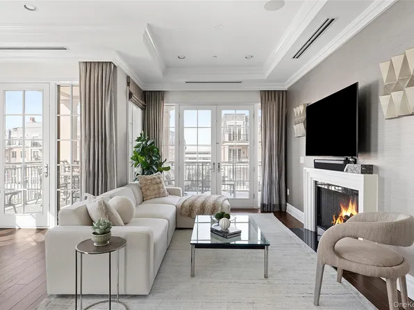 1000 Royal Court #1207, North Hills, NY 11040