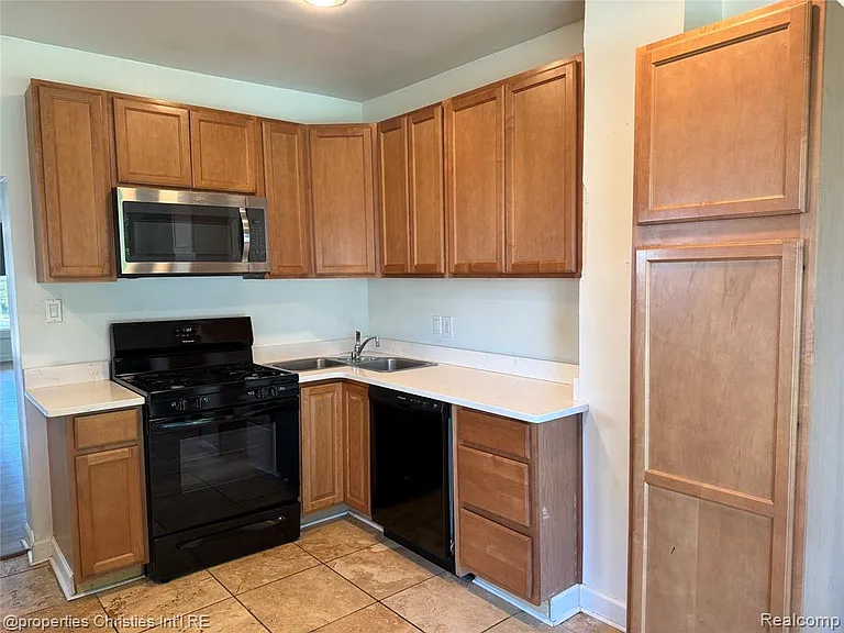 225 Fairgrove Ave — Photo 6