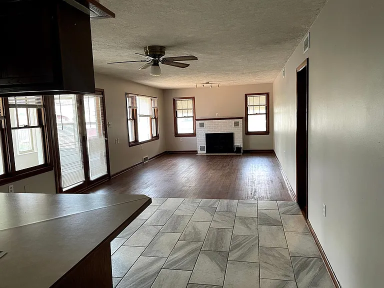 120 E Avenue F — Photo 20
