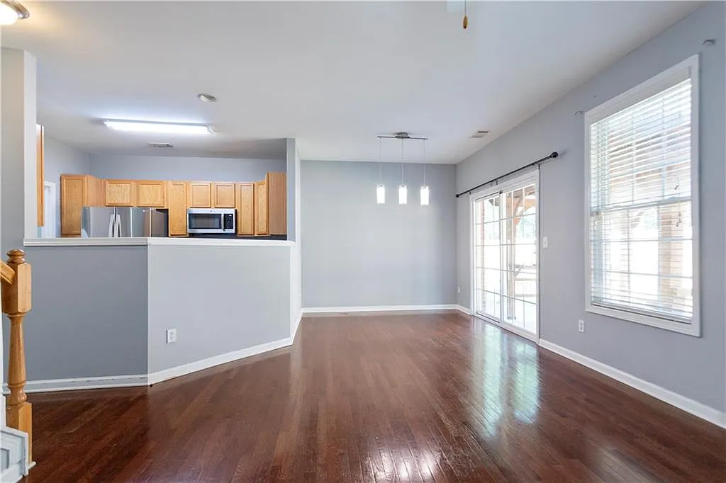 3 bed, 2.5 bath, 1724 sqft, $2,200 — Photo 4