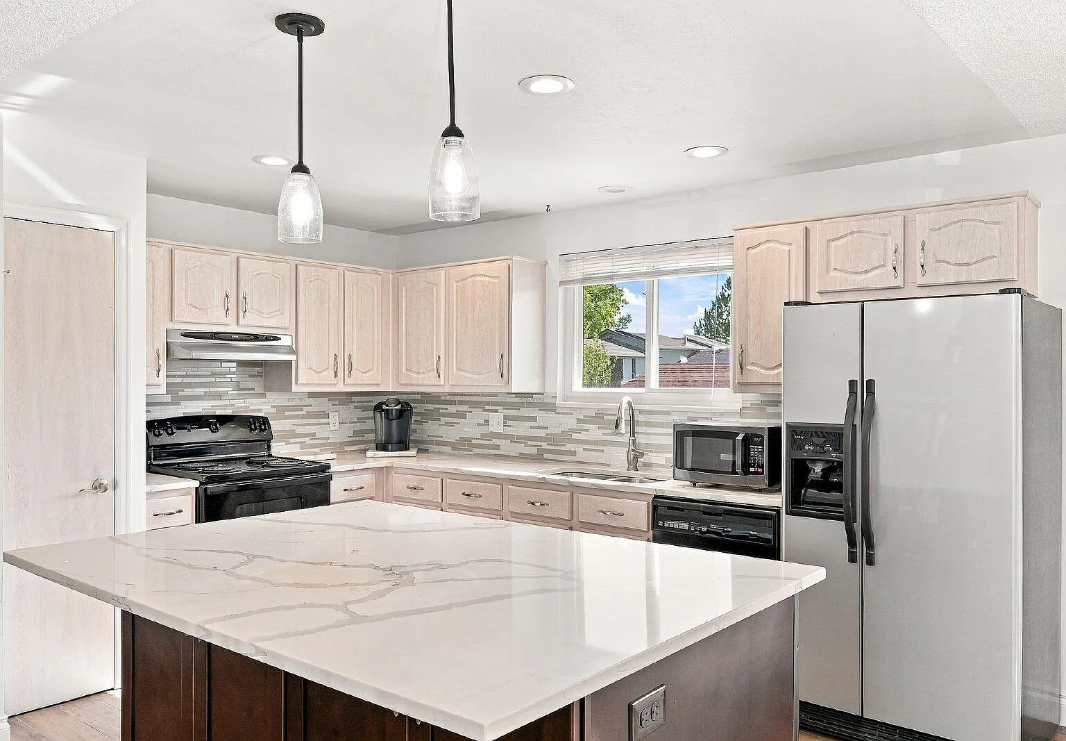 4 bed, 2.0 bath, 2200 sqft, $2,895 — Photo 3