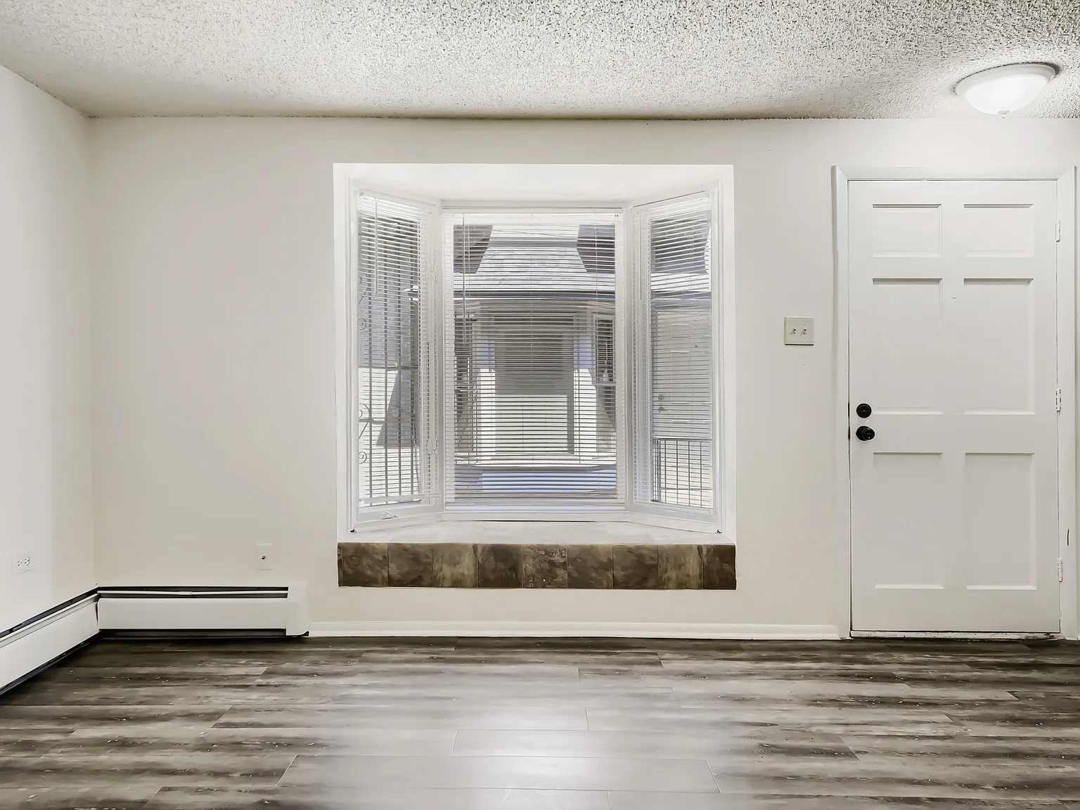 2 bed, 1.5 bath, 770 sqft, $1,495 — Photo 2