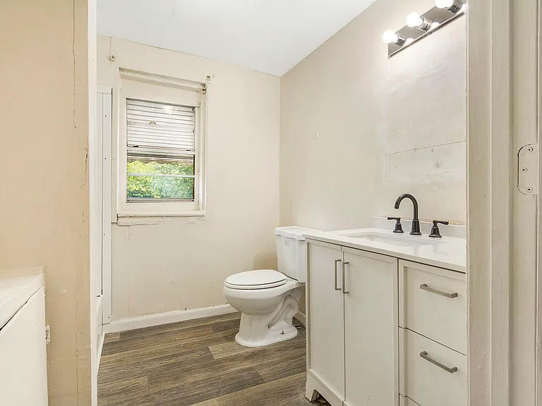 1031 Ash St — Photo 12