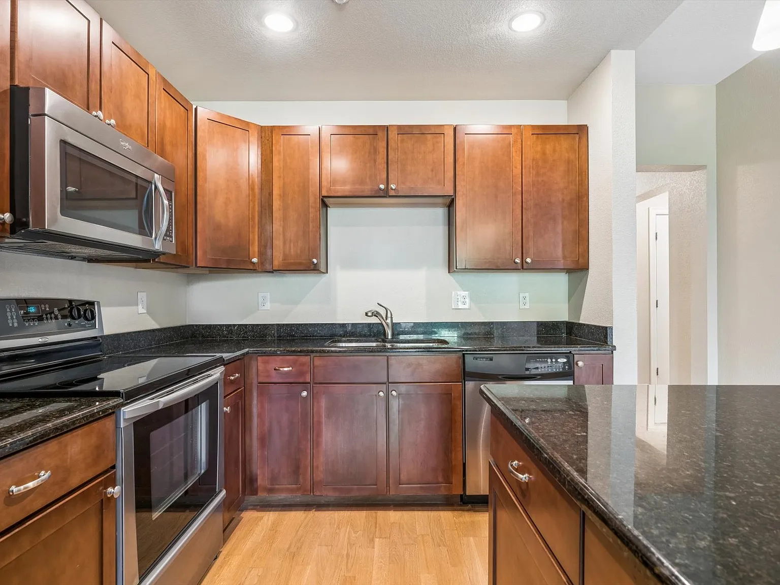 2 bed, 1081 sqft, $2,300 — Photo 2