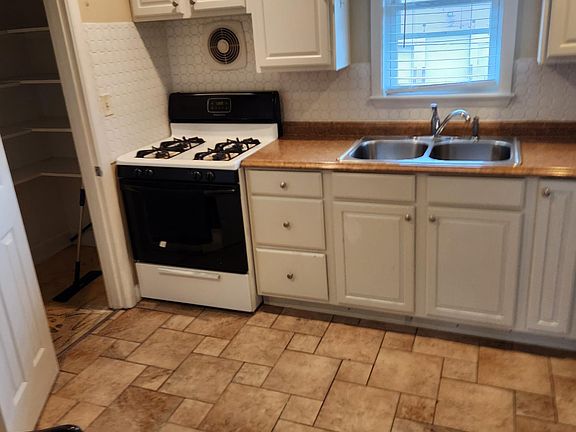 4th image of 2210 Gerald Ct