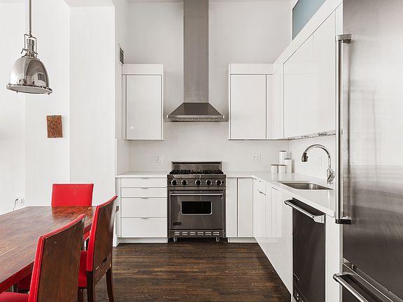 4th image of 121 W 19th St APT 6E